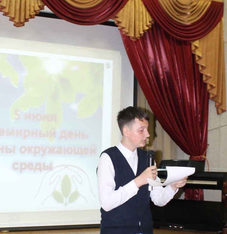 М. Ведерников читает обращение к жителям Кировской области